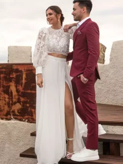 Robe de mariée deux pièces en mousseline de soie et dentelle col bijou avec traîne boutons fonctionnels manches longues longueur 40 cm ivoire