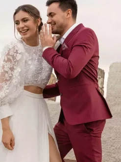 Robe de mariée deux pièces en mousseline de soie et dentelle col bijou avec traîne boutons fonctionnels manches longues longueur 40 cm ivoire