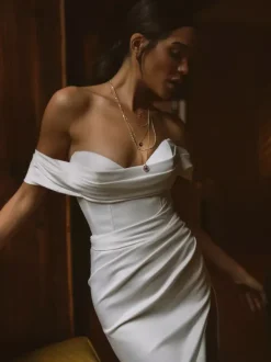 Robe de mariée deux pièces en satin plissé col V traîne fermeture éclair manches courtes couleur ivoire.