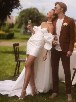Robe de mariée deux pièces en satin plissé col en c艙ur bretelles spaghetti courtes fermeture éclair manches mi-longues ivoire