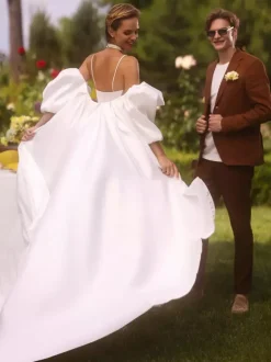Robe de mariée deux pièces en satin plissé col en c艙ur bretelles spaghetti courtes fermeture éclair manches mi-longues ivoire