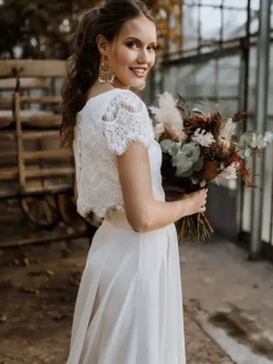 Robe de mariée deux pièces haut en dentelle col rond boutonné sur dos jupe asymétrique