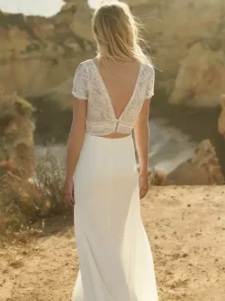 Robe de mariée deux pièces style bohème en mousseline col V coupe trapèze avec traîne boutons fonctionnels manches courtes et longues.