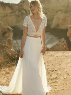 Robe de mariée deux pièces style bohème en mousseline col V coupe trapèze avec traîne boutons fonctionnels manches courtes et longues.