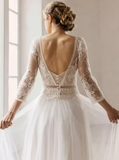 Robe de mariée en dentelle col V manche longue boutonné sur dos au sol