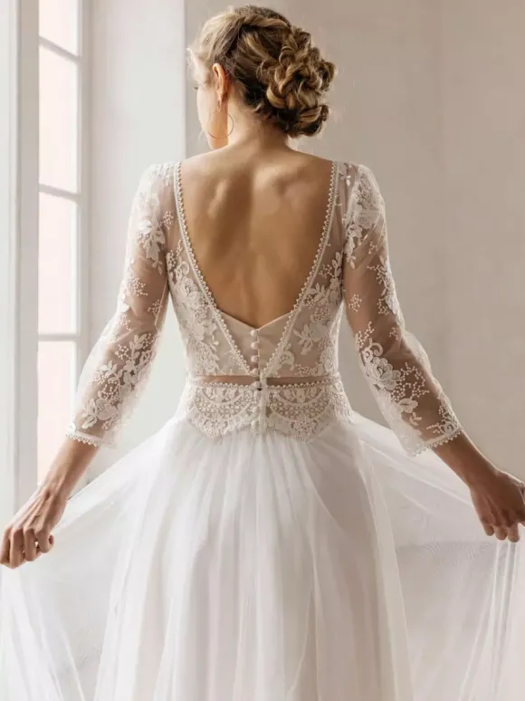 Robe de mariée en dentelle col V manche longue boutonné sur dos au sol