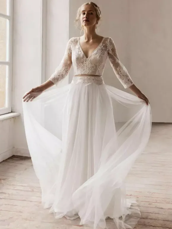 Robe de mariée en dentelle col V manche longue boutonné sur dos au sol