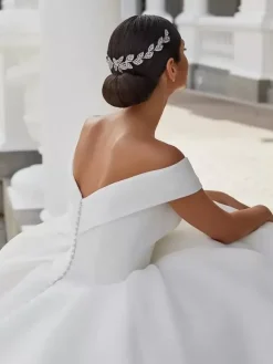 Robe de mariée pirncesse haut en satin jupe en organza col V manche courte à grande traîne