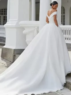 Robe de mariée pirncesse haut en satin jupe en organza col V manche courte à grande traîne