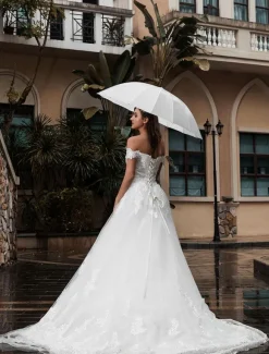 Robe de mariée princesse bustier hors de l'épaule laçage sur dos à grande traîne