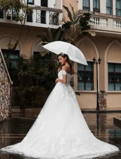 Robe de mariée princesse bustier hors de l'épaule laçage sur dos à grande traîne