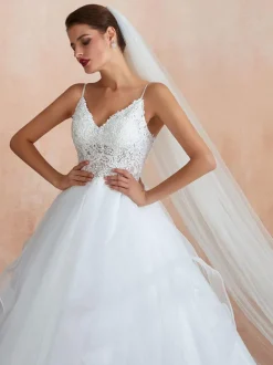 Robe de mariée princesse en dentelle col V laçage sur dos à traîne robe de mariage
