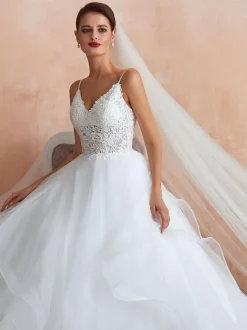 Robe de mariée princesse en dentelle col V laçage sur dos à traîne robe de mariage