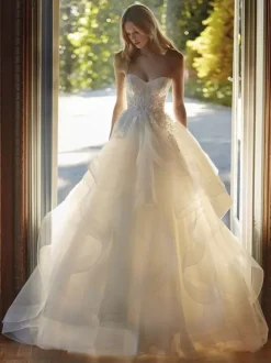 Robe de mariée princesse en dentelle bustier zip sur dos à traîne