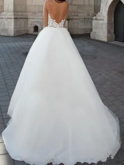 Robe de mariée princesse manche longue décolleté à traîne
