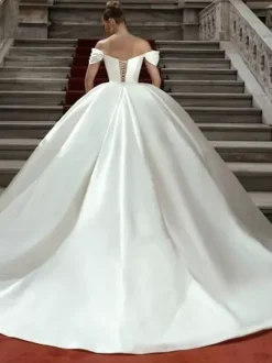 Robe de mariée princesse Silhouette de princesse épaules dénudées sans manches taille naturelle avec traîne robes de mariée