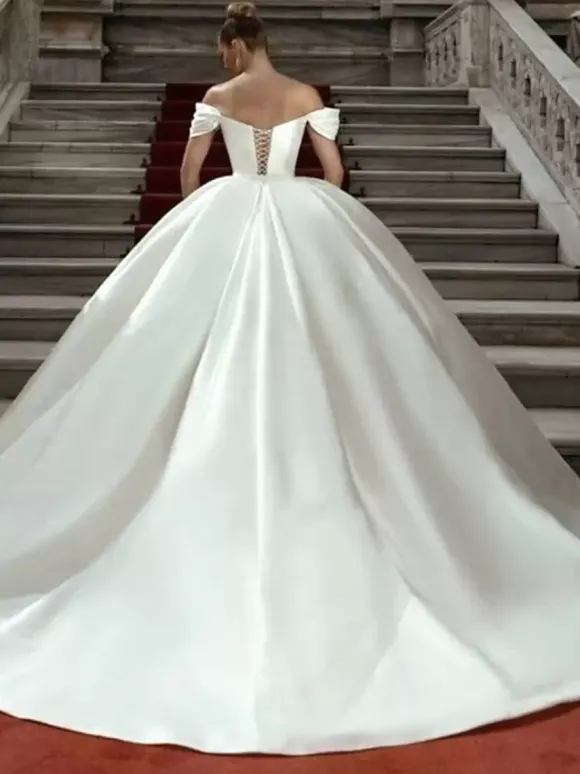 Robe de mariée princesse Silhouette de princesse épaules dénudées sans manches taille naturelle avec traîne robes de mariée