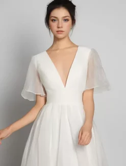 Robe de mariée simple A-ligne col en V manches courtes boutonné sur dos au sol
