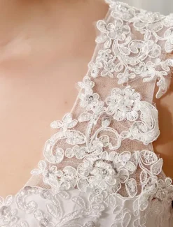 Robe de mariée simple blanche en dentelle co V en dentelle boutonné sur dos jupe plissée robe de mariage