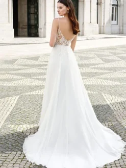 Robe de mariée simple en dentelle col en V décolleté boutonnée sur dos à traîne courte