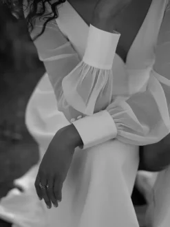 Robe de mariée simple en satin col V manche longue transparente jupe fendue