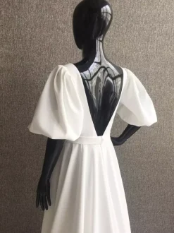 Robe de mariée simple en satin col carré manches courtes ceinture coupe trapèze