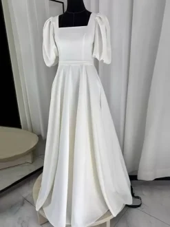 Robe de mariée simple en satin col carré manches courtes ceinture coupe trapèze
