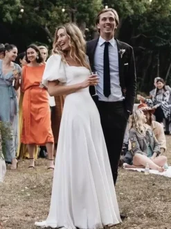 Robe de mariée simple en satin col carré manches courtes ceinture coupe trapèze