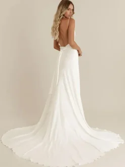 Robe de mariée simple en tissu satiné col V à bretelle dos nu à petite traîne