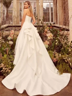 Robe de mariée simple en tissu satiné sans bretelles plissée sans manches ligne a