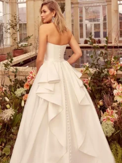 Robe de mariée simple en tissu satiné sans bretelles plissée sans manches ligne a