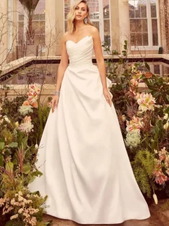 Robe de mariée simple en tissu satiné sans bretelles plissée sans manches ligne a