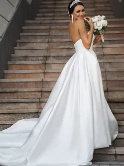 Robe de mariée simple en tissu satiné col en c艙ur sans manches ligne a