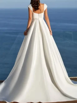Robe de mariée Simple en tissu satiné col en c艙ur sans manches fendue sur le devant