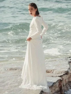 Robe de mariée simple gaine col bijou manches longues boutons robes de mariée
