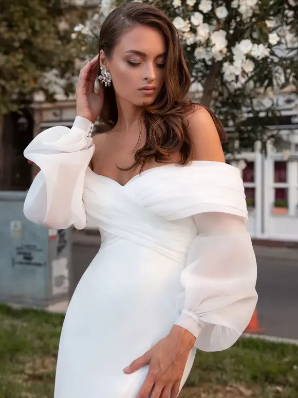 Robe de mariée simple hors de l'épaule manche longue zip sur dos au sol