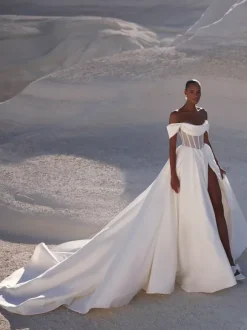 Robe de mariée simple robe de bal coupe trapèze décolleté manches courtes découpes