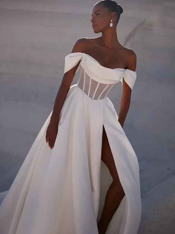 Robe de mariée simple robe de bal coupe trapèze décolleté manches courtes découpes