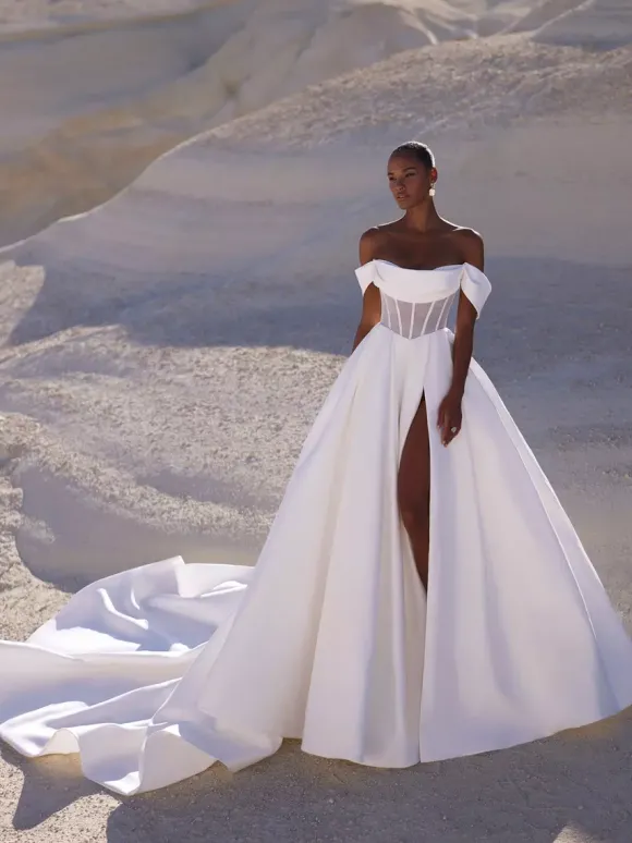 Robe de mariée simple robe de bal coupe trapèze décolleté manches courtes découpes