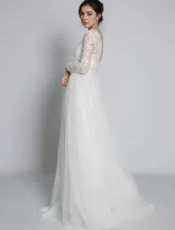 Robe de mariée simple robe de mariage en dentelle col V manche longue transparente décolleté à traîne