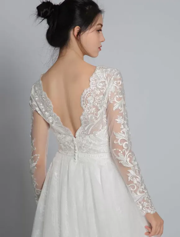 Robe de mariée simple robe de mariage en dentelle col V manche longue transparente décolleté à traîne