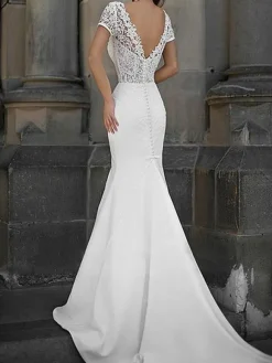 Robe de mariée sirène col V manche courte décoré des boutons sur dos à traîne