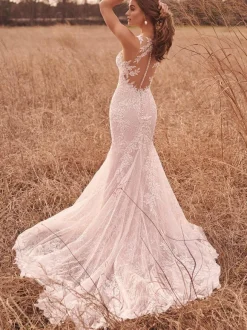 Robe de mariée sirène en dentelle col rond boutonné sur dos à traîne