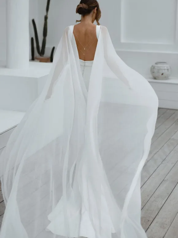 Robe de mariée sirène en satin col bateau dos nu à traîne