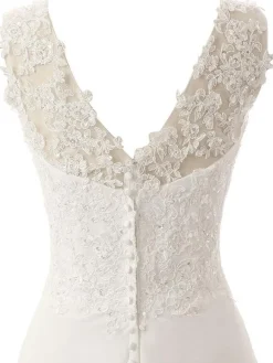 Robe de mariée trapèze col V boutonné sur dos à traîne