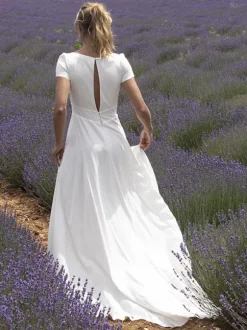 Robe de mariée trapèze col V manche courte boutonné sur dos au sol