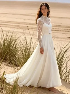 Robe de mariée trois pièces en dentelle et mousseline col rond coupe trapèze traîne fermeture éclair manches longues