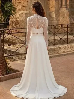 Robe de mariée trois pièces en dentelle et mousseline col rond coupe trapèze traîne fermeture éclair manches longues