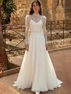 Robe de mariée trois pièces en dentelle et mousseline col rond coupe trapèze traîne fermeture éclair manches longues