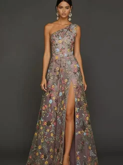 Robe de mère de la mariée décolleté travaillé sans manches coupe trapèze fente sur le devant robe d'invitée de mariage